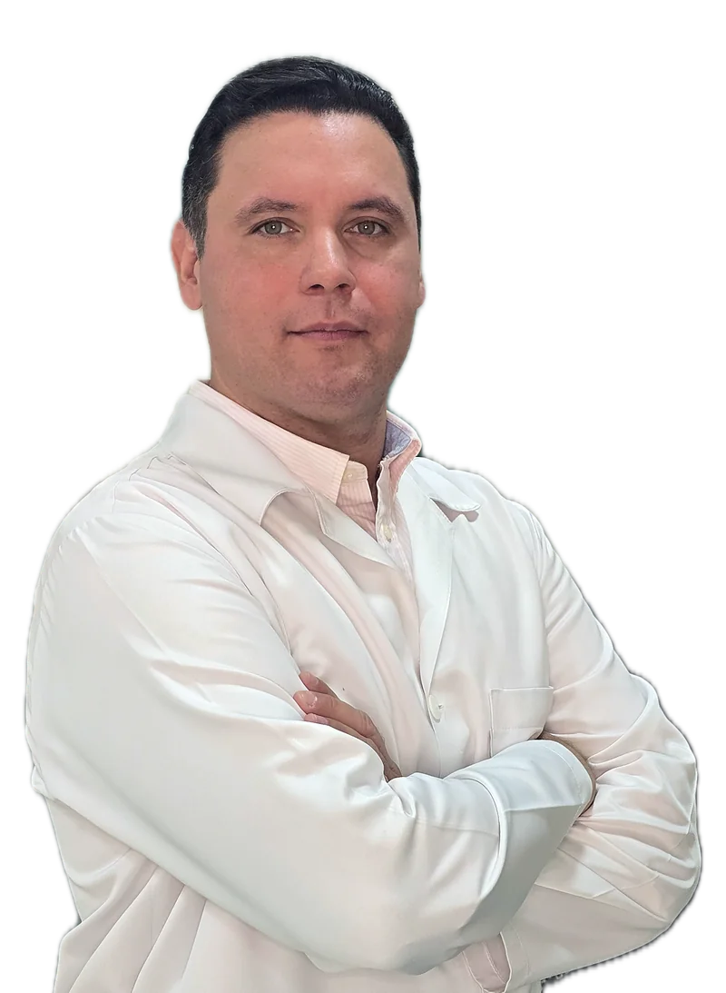 Dr. Hélio Correia Sobrinho, fisioterapeuta, no consultório em Araçatuba