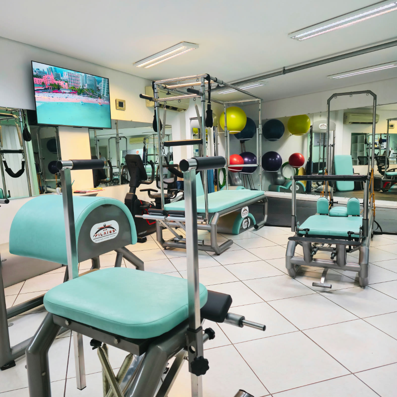 Estúdio da Estrutural com Cadillac, Reformer, Chair e bolas de Pilates